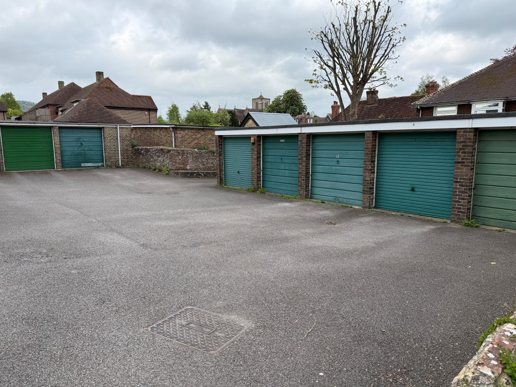 Lot: 88 - GROUND FLOOR FLAT WITH GARAGE IN NEED OF UPDATING - Garages in compound with driveway